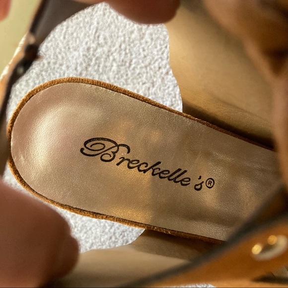 Breckelle’s Betsey-45W Tan Peep Toe Chunky Platform Heels size 9 - Picture 5 of 7